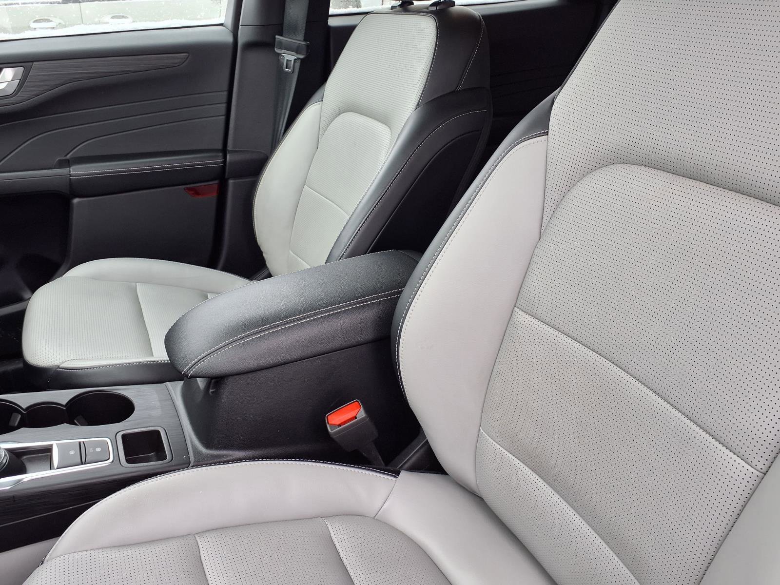 Used 2023 Ford Escape Platinum AWD/4WD image 3