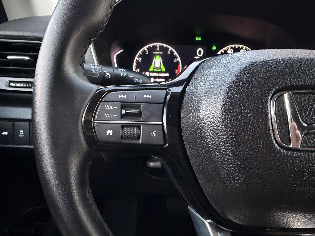 Used 2025 Honda Pilot Touring image 11