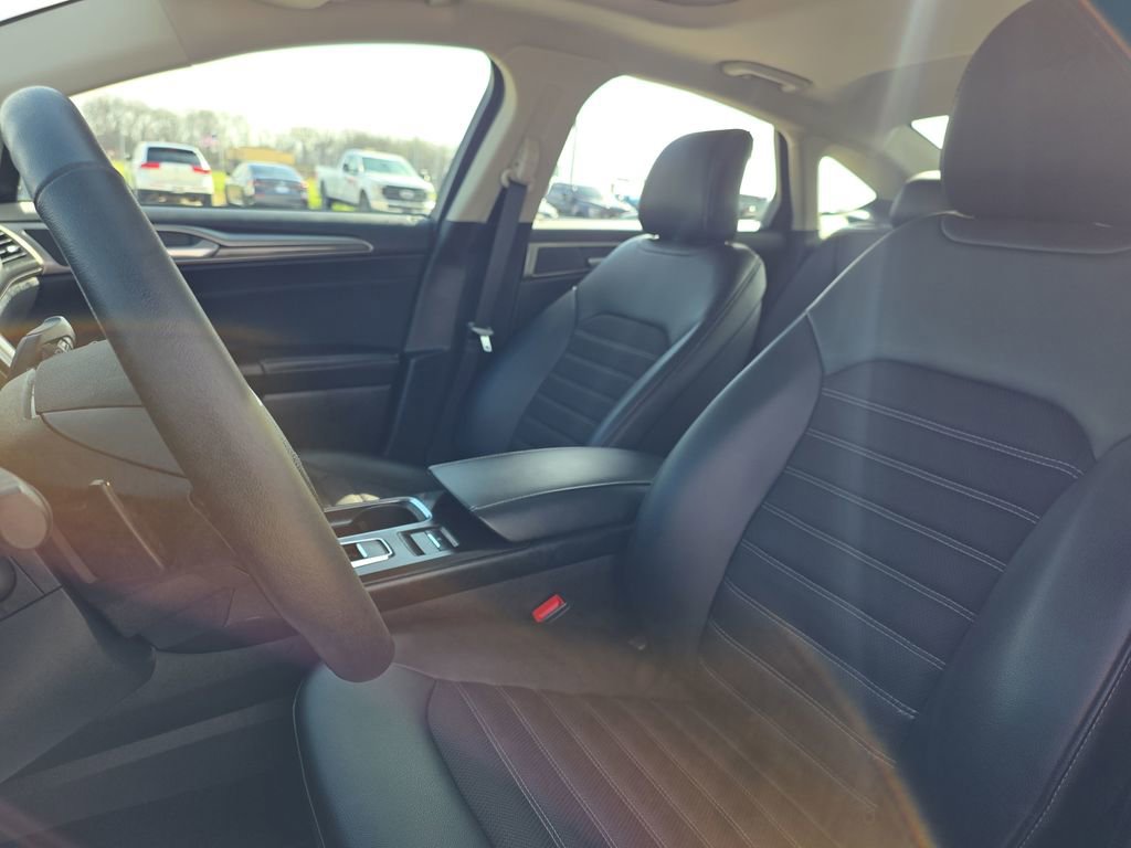 Used 2017 Ford Fusion SE w/ Equipment Group 201A image 16