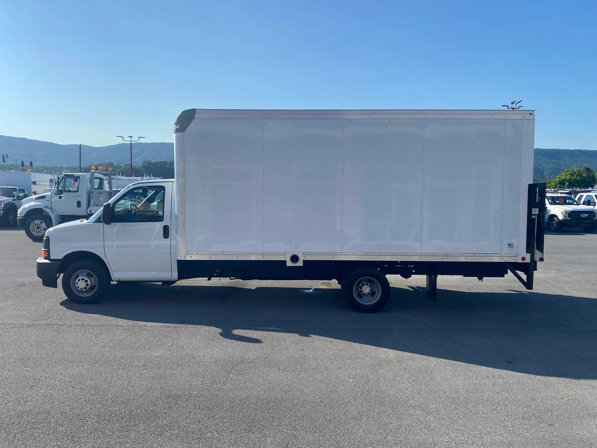 Used 2017 Chevrolet Express 4500 Extended RWD image 5