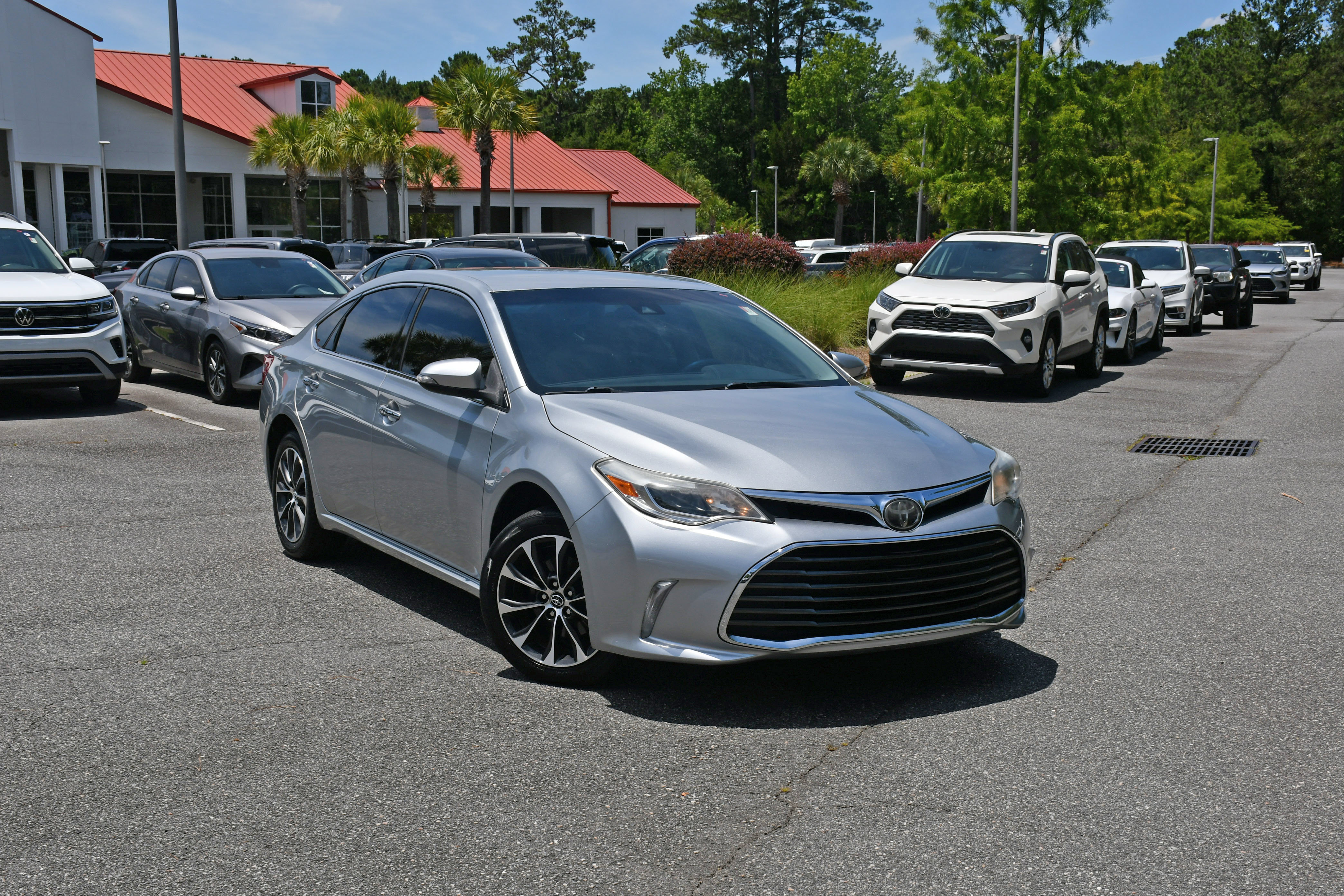 Used 2018 Toyota Avalon XLE FWD image 6