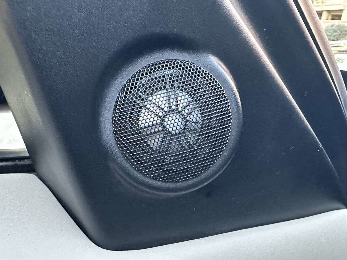 Used 2018 Land Rover Discovery SE image 16