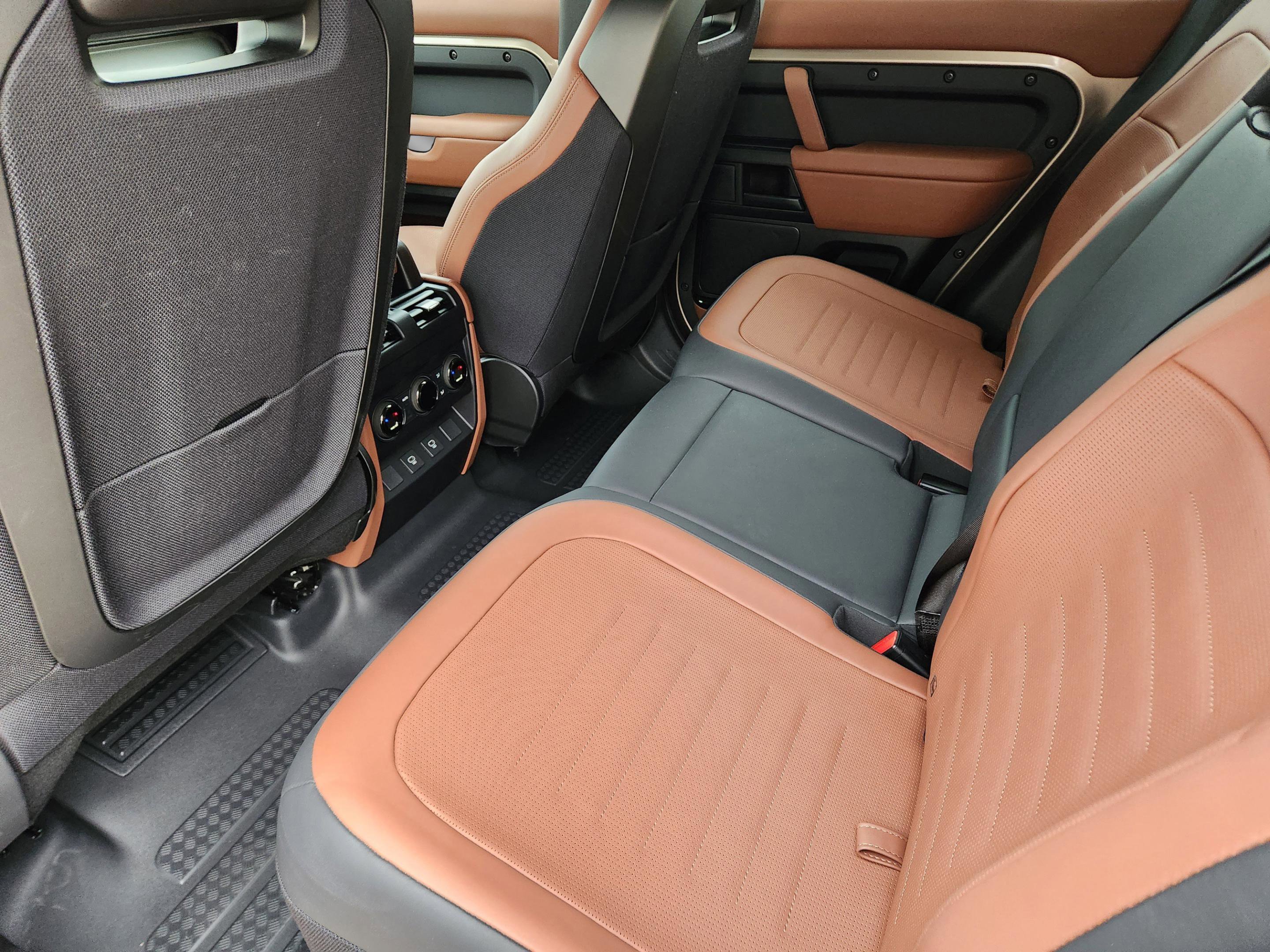 Used 2025 Land Rover Defender 110 image 26