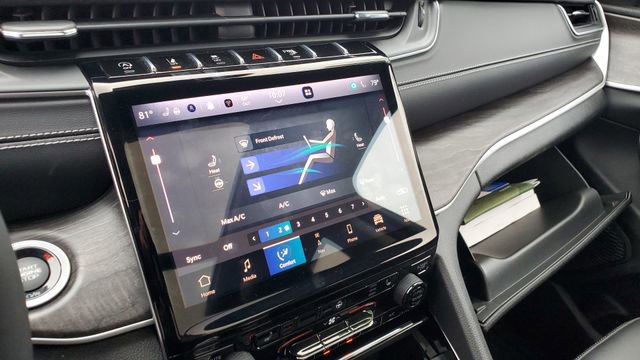 Certified 2023 Jeep Grand Cherokee Limited image 17