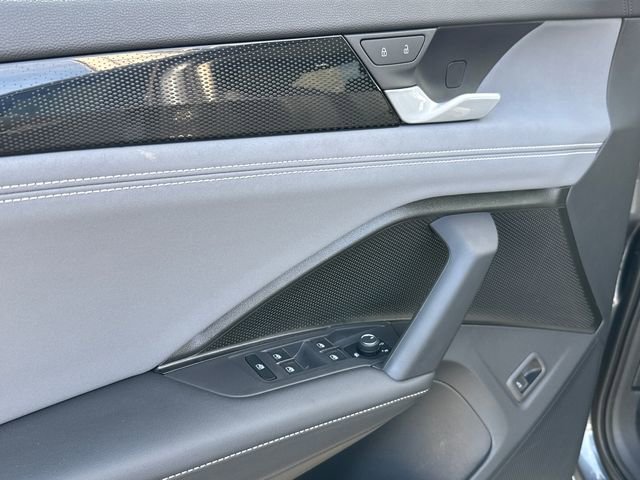 Used 2025 Volkswagen Tiguan SE image 8