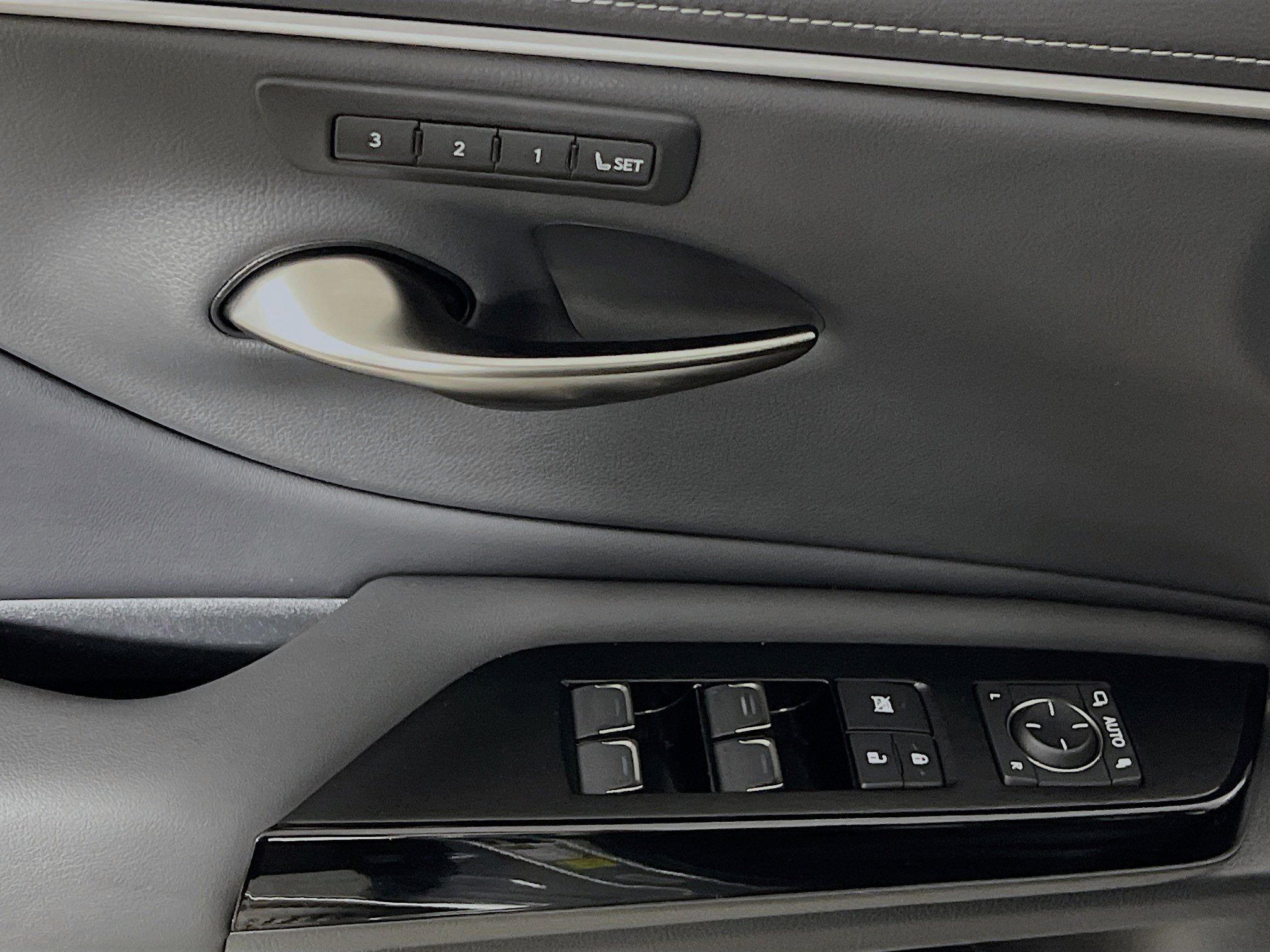 Used 2024 Lexus ES 350 w/ Premium Package image 17