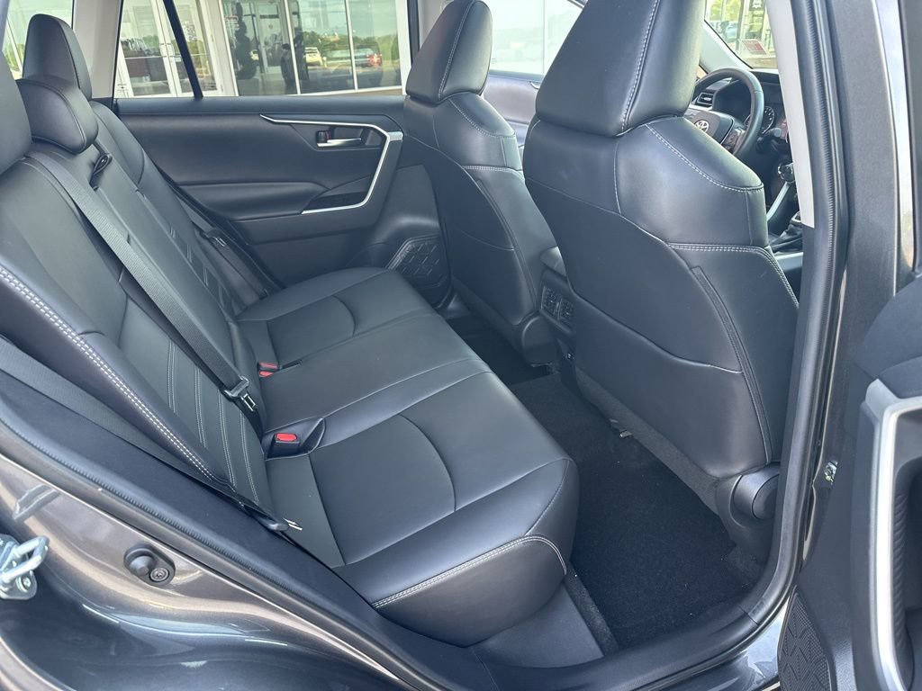Used 2021 Toyota RAV4 XLE Premium image 18