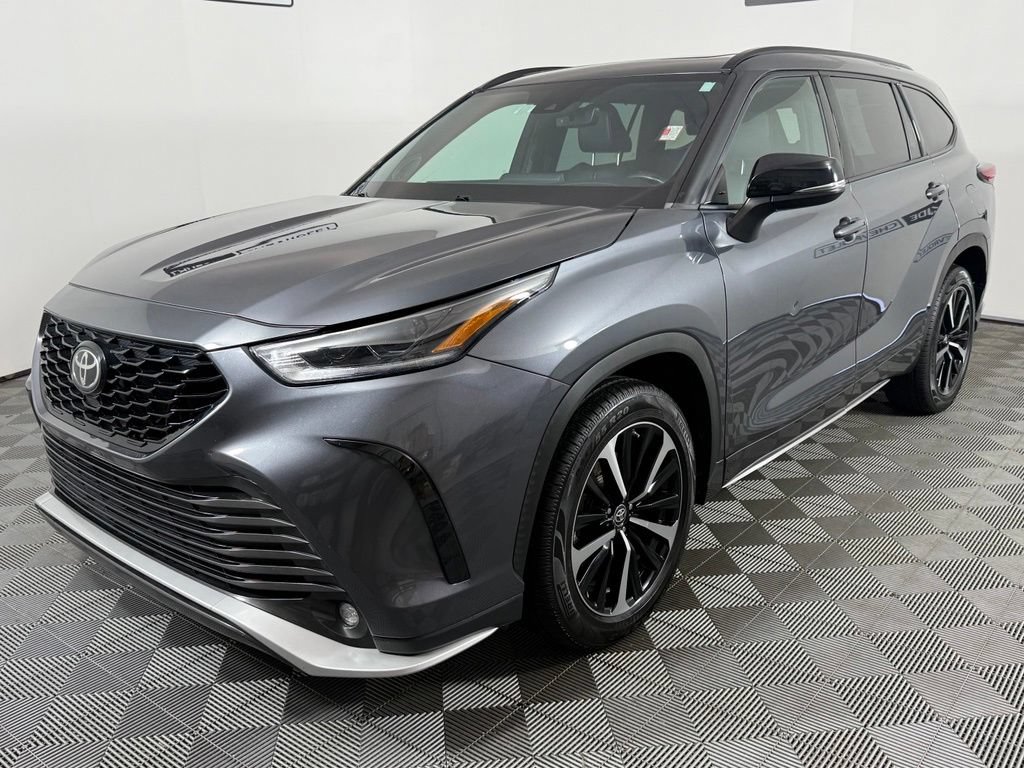 Used 2021 Toyota Highlander XSE AWD/4WD image 2