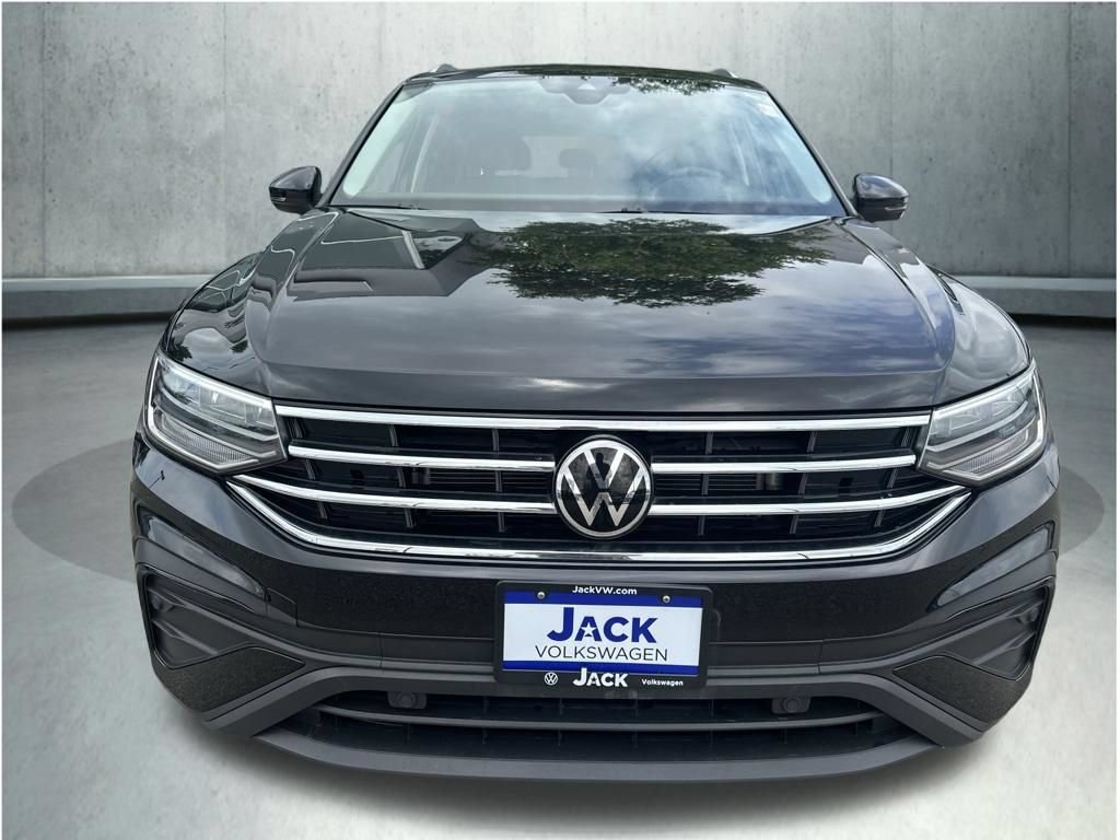 Used 2023 Volkswagen Tiguan SE w/ Panoramic Sunroof Package AWD/4WD image 11