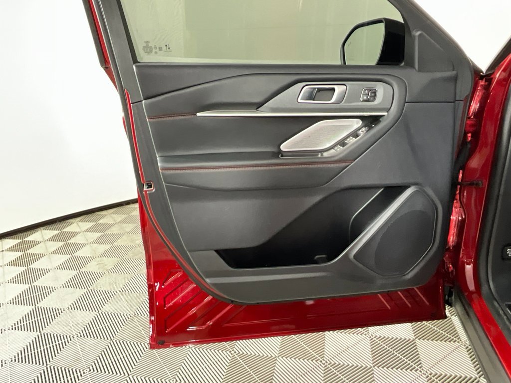Used 2025 Ford Explorer ST image 18