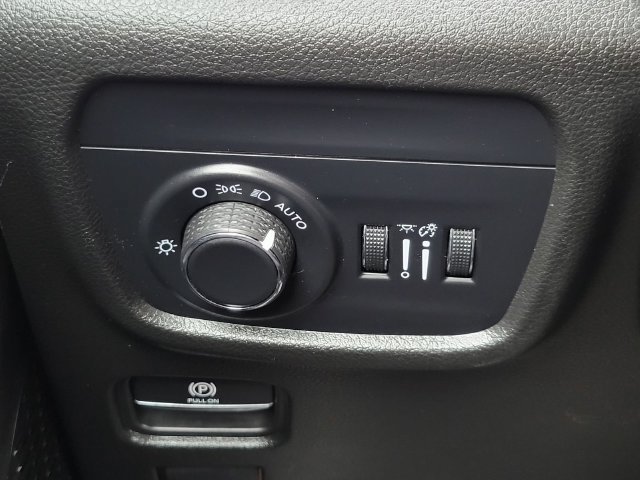 Used 2025 Jeep Grand Cherokee Laredo AWD/4WD image 11