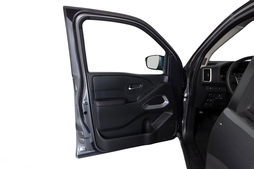 Used 2025 Nissan Frontier SL AWD/4WD image 11