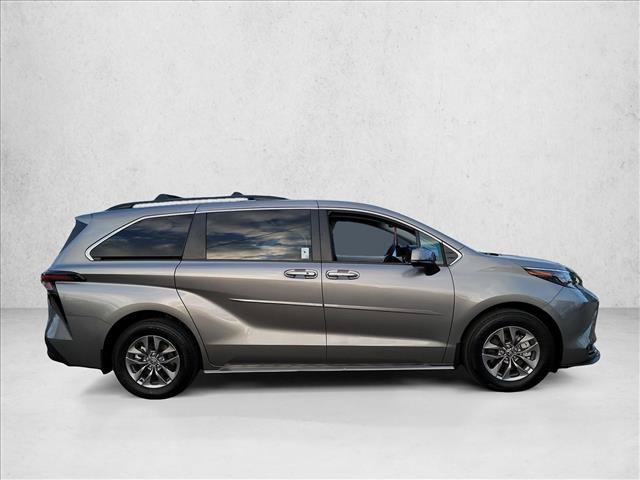 Used 2026 Toyota Sienna XLE FWD image 4