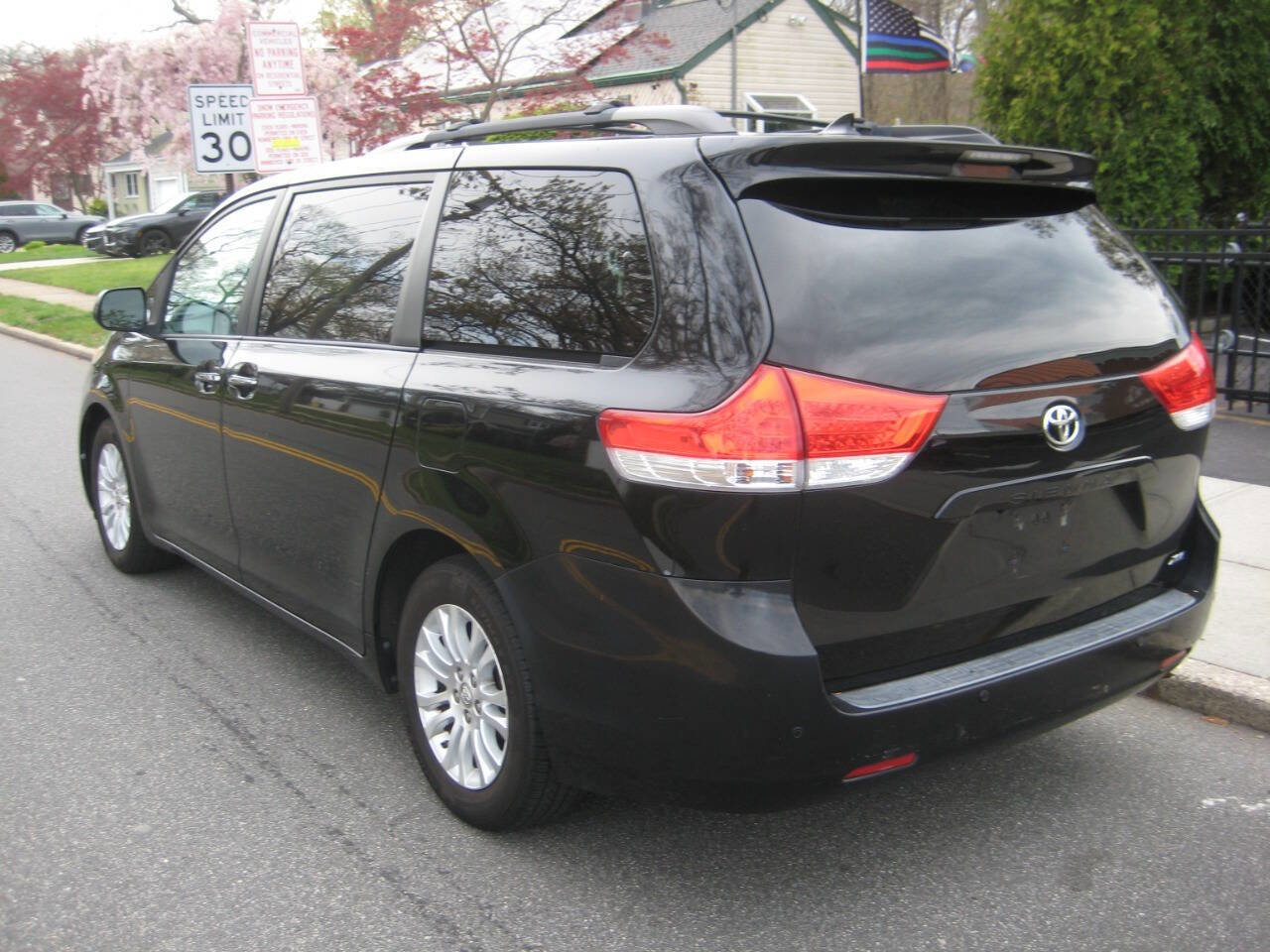 Used 2011 Toyota Sienna XLE w/ Premium Pkg FWD image 4