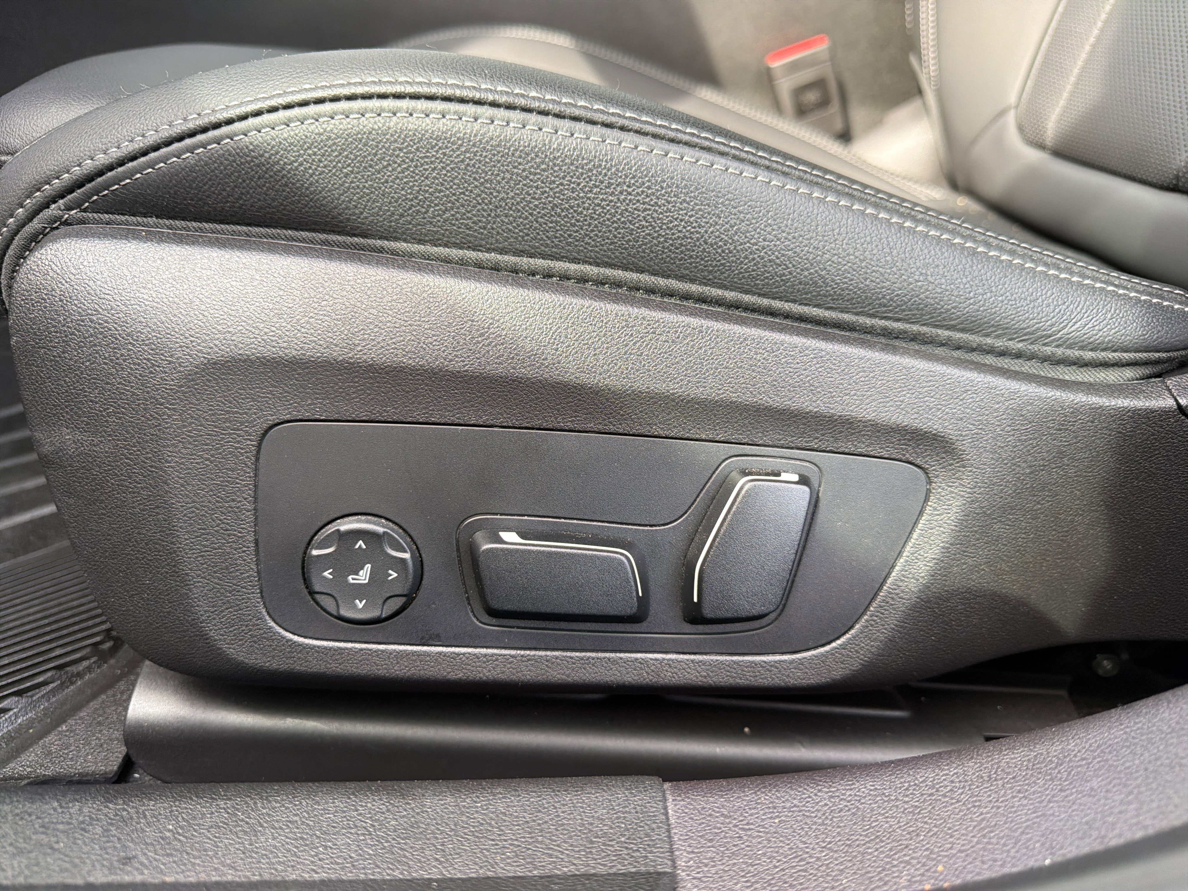 Used 2025 BMW 330i Sedan w/ M Sport Package RWD image 30