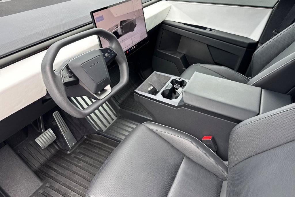 Used 2024 Tesla Cybertruck AWD Crew Cab image 9