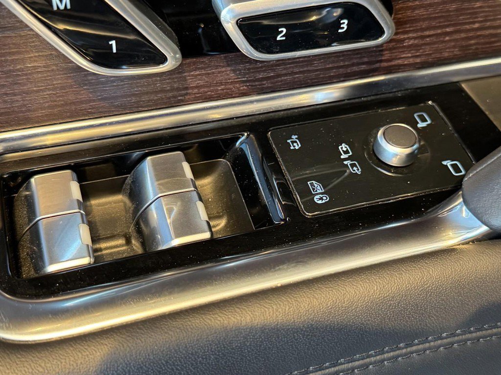 Used 2023 Land Rover Range Rover Autobiography image 23