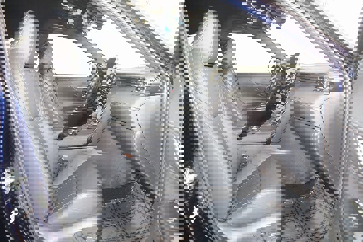 Used 2023 Toyota Venza Limited image 12