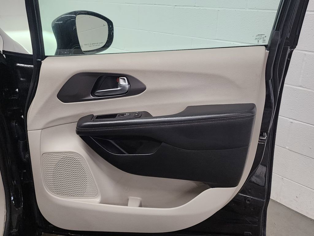 Used 2024 Chrysler Pacifica Touring-L FWD image 29