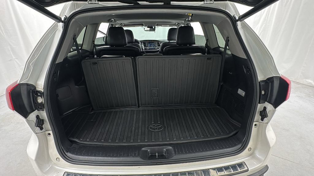 Used 2018 Toyota Highlander XLE image 16