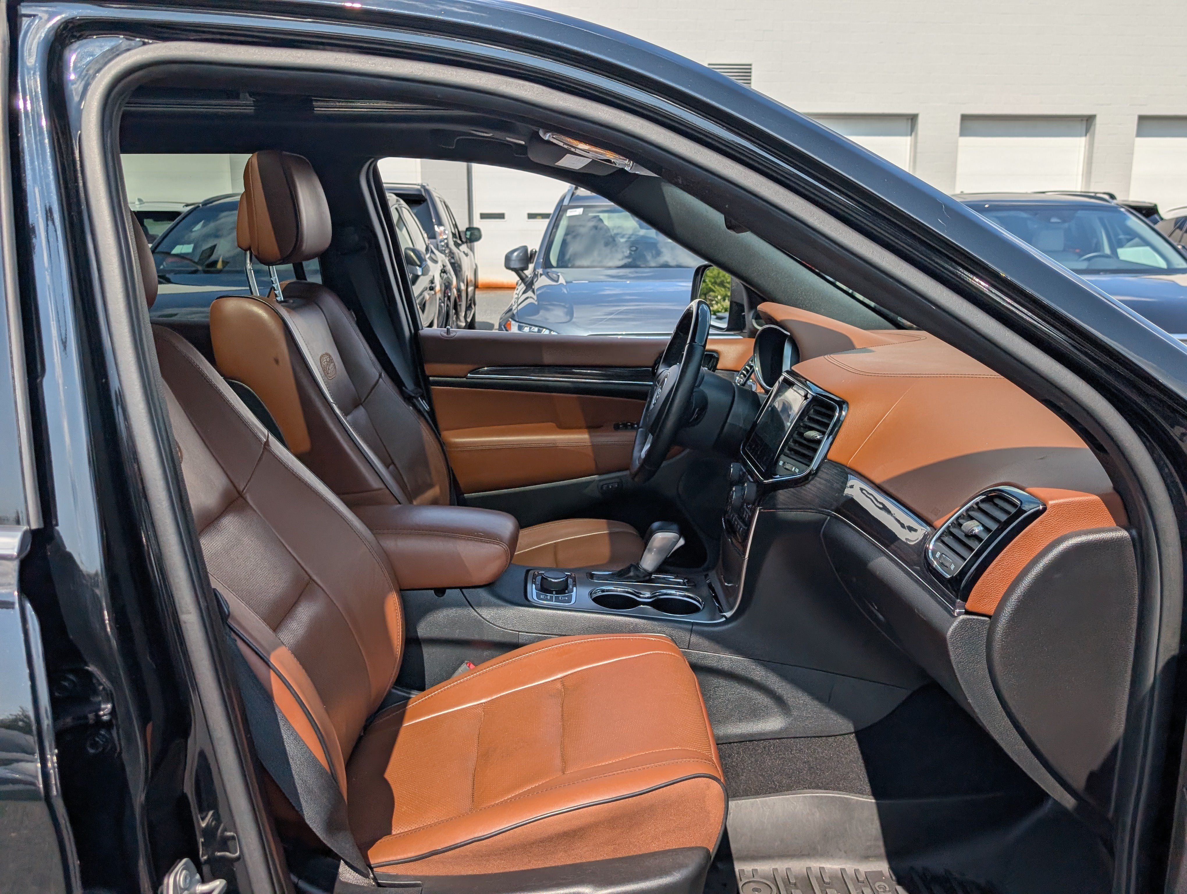 Used 2020 Jeep Grand Cherokee Overland AWD/4WD image 11