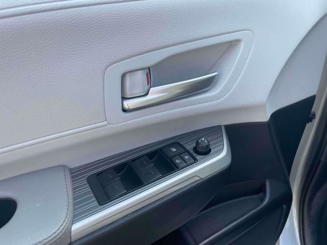 Certified 2025 Toyota Sienna XLE FWD image 19