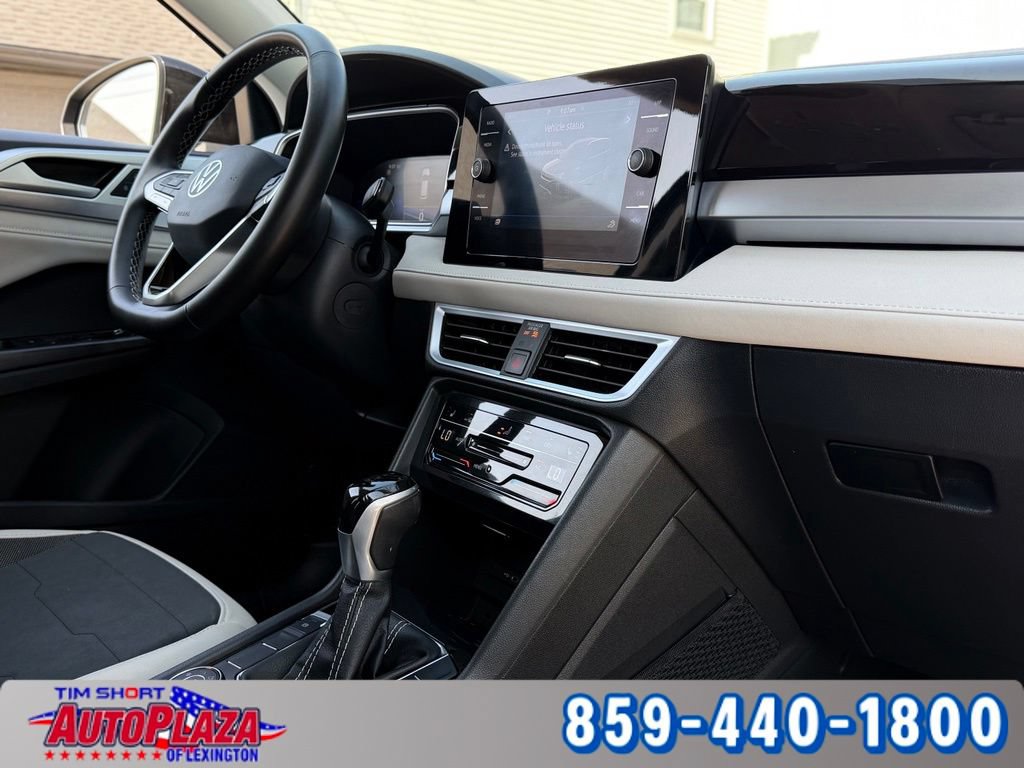Used 2025 Volkswagen Taos SE AWD/4WD image 38