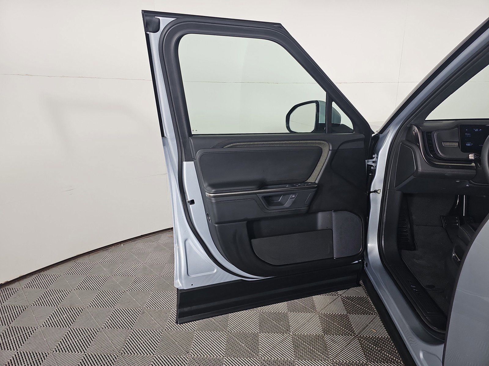 Used 2025 Rivian R1S Adventure AWD/4WD image 16