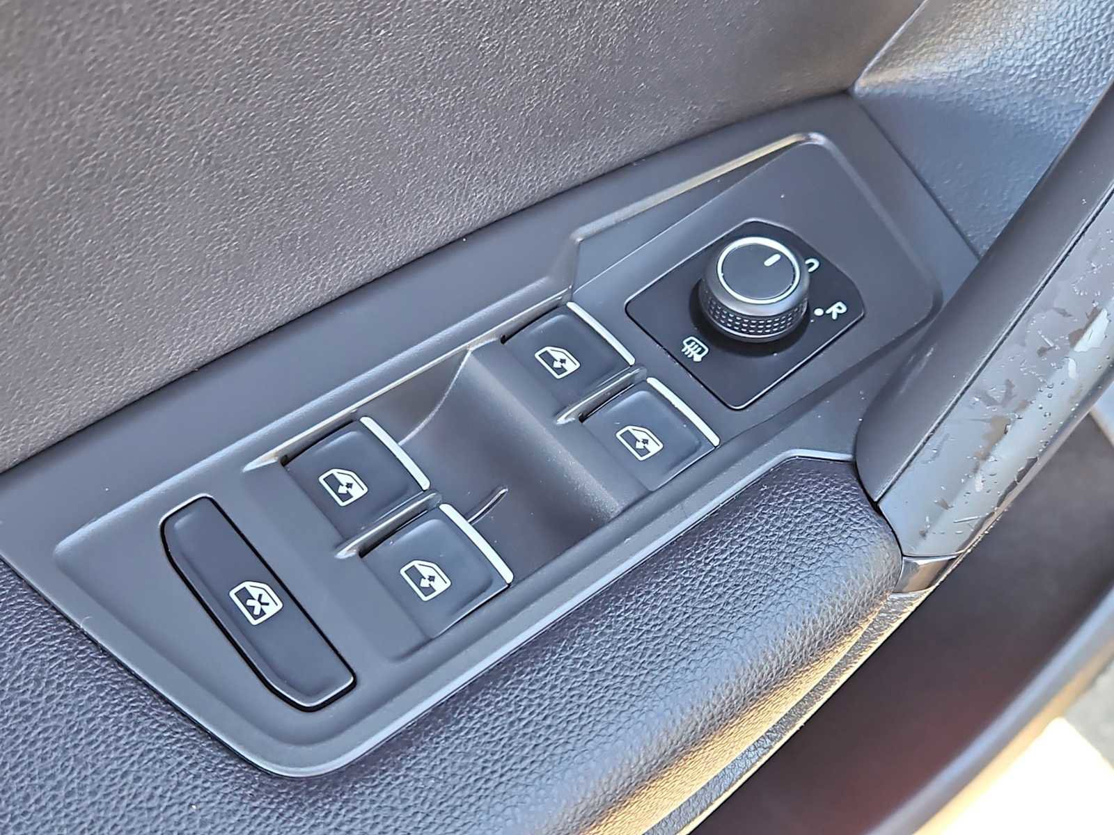 Used 2019 Volkswagen Tiguan SE w/ Panoramic Sunroof Package AWD/4WD image 25