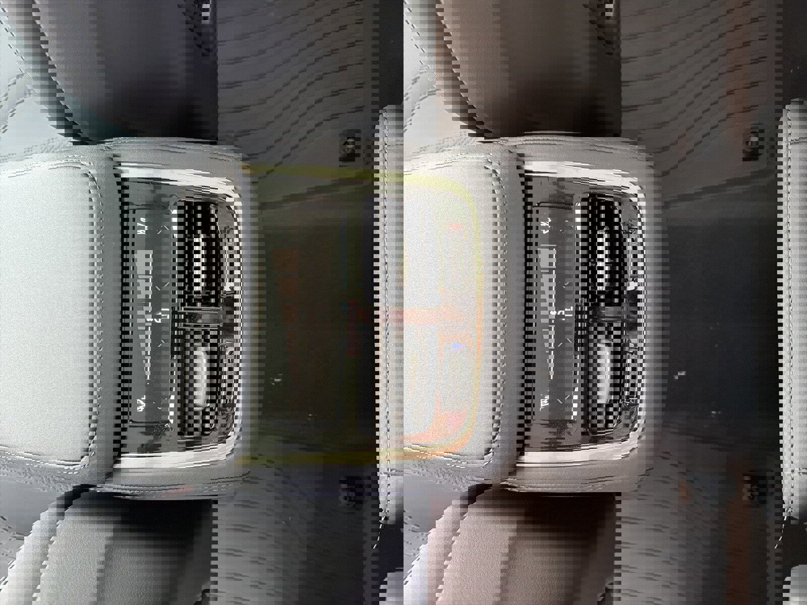 New 2026 Volvo XC90 B5 Core w/ Protection Package Premier image 33