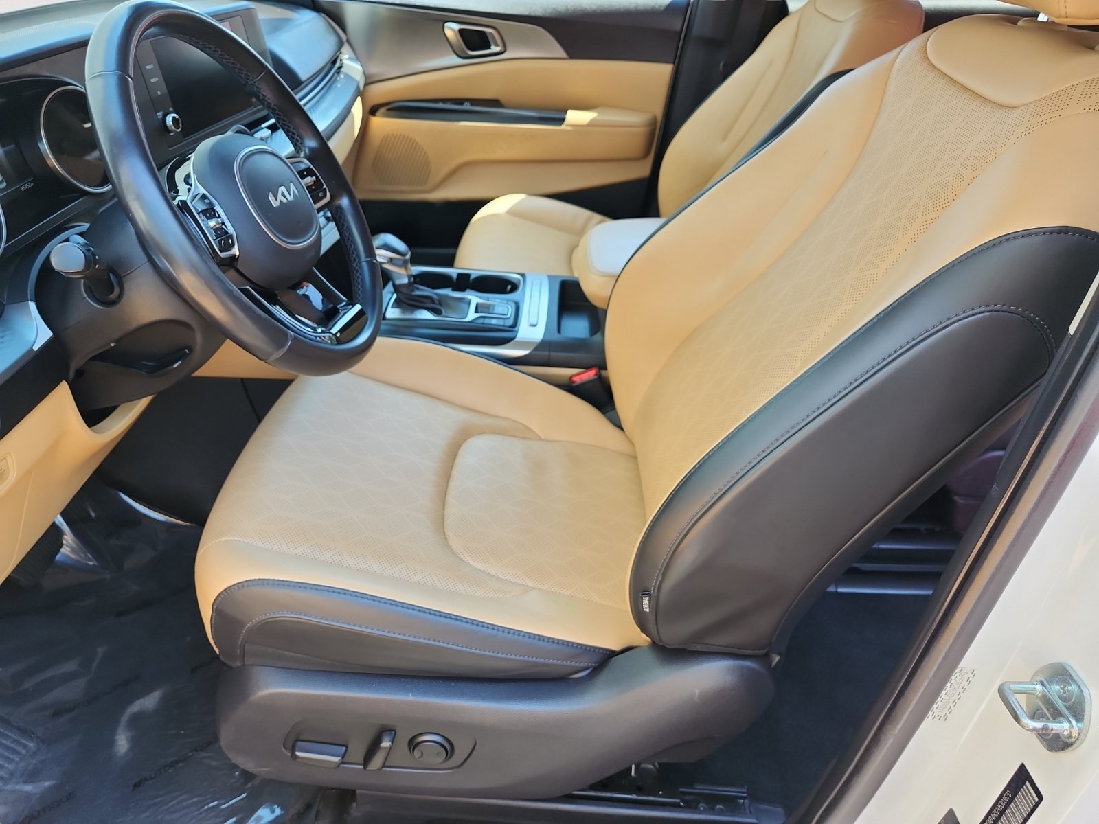 Used 2024 Kia Carnival LX FWD image 7