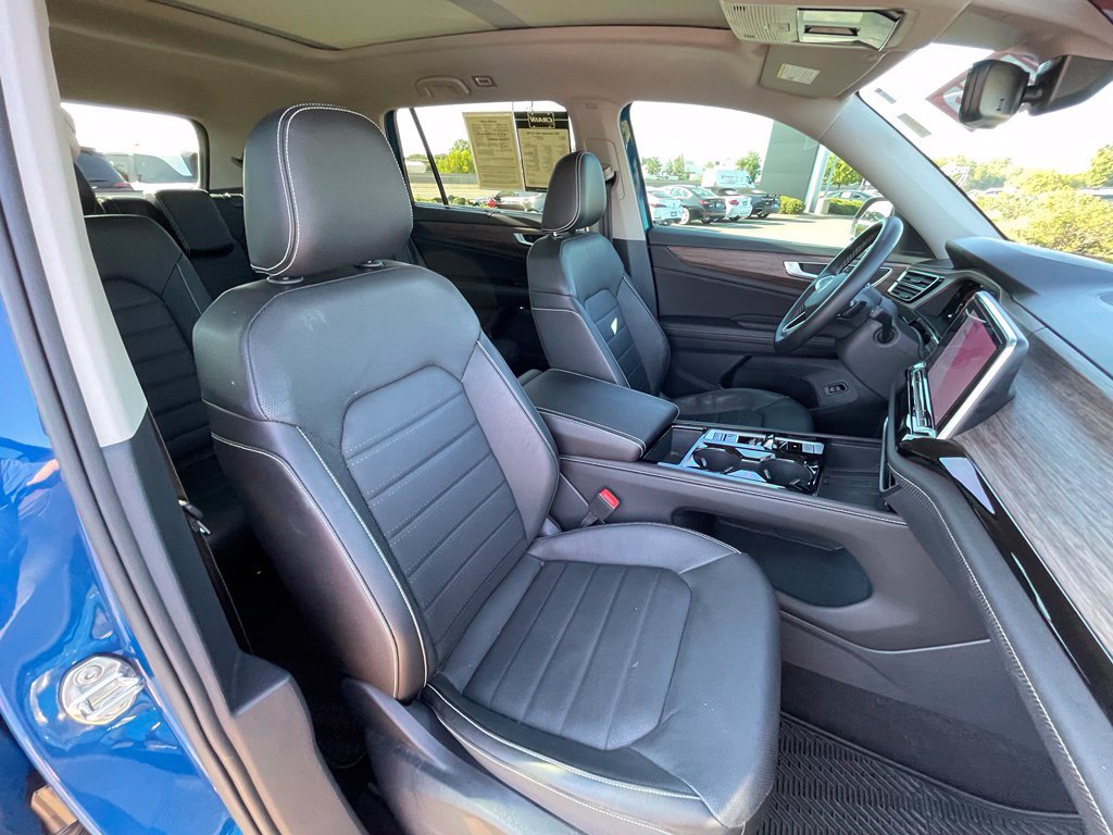Used 2025 Volkswagen Atlas SEL AWD/4WD image 32