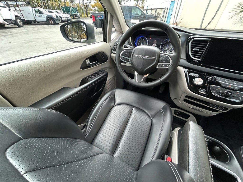 Used 2023 Chrysler Pacifica Touring-L FWD image 8