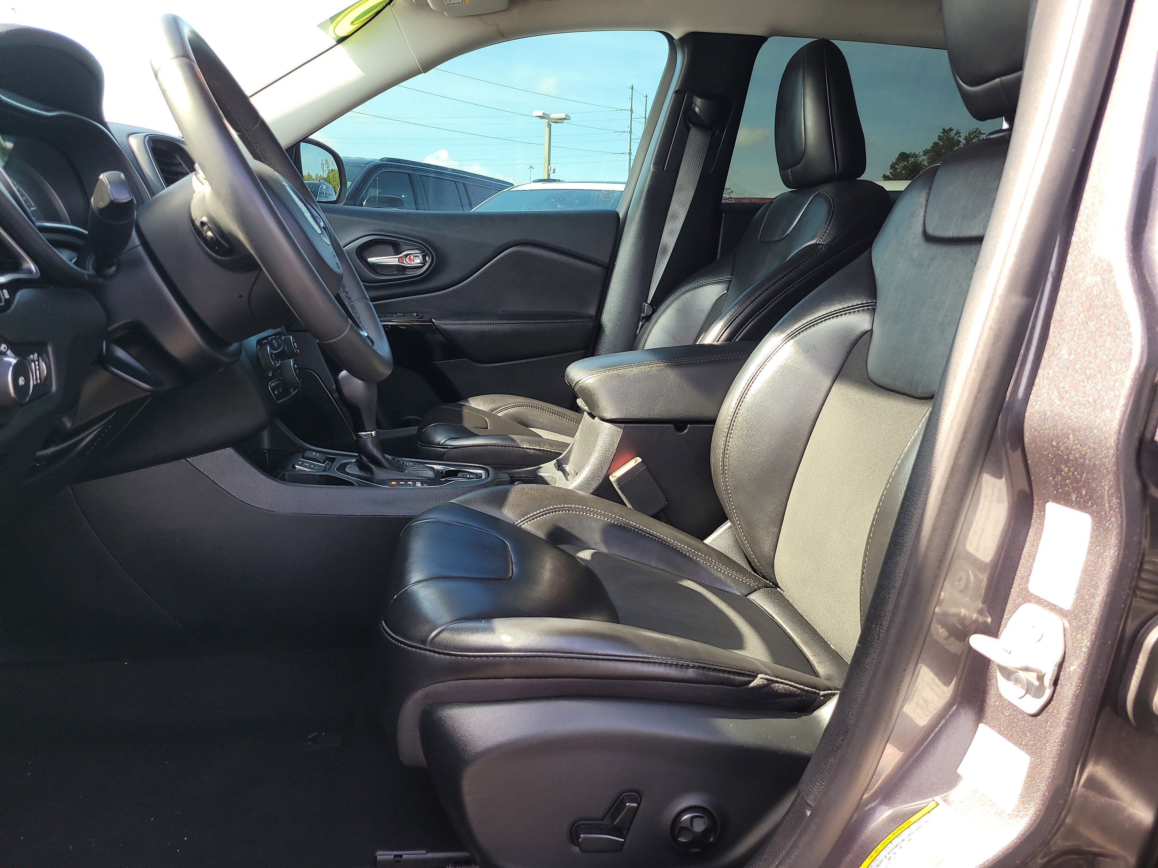 Used 2020 Jeep Cherokee Latitude Plus image 17