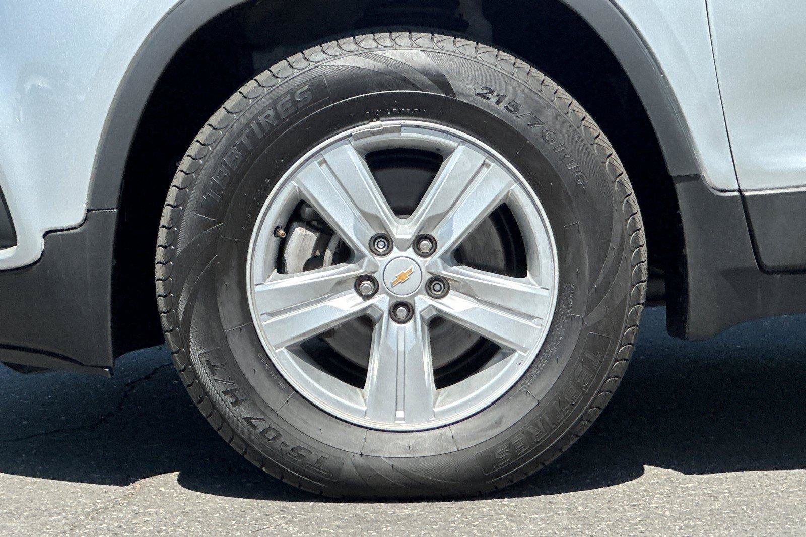 Used 2022 Chevrolet Trax LS w/ Tint and Cruise Package AWD/4WD image 24