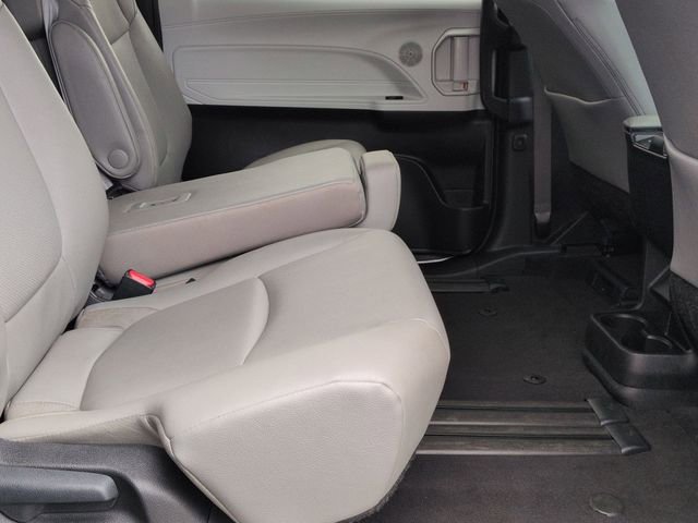 Certified 2025 Toyota Sienna XLE FWD image 30