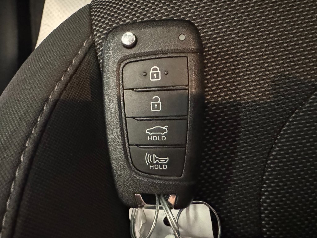 Used 2025 Hyundai Elantra SE FWD image 17