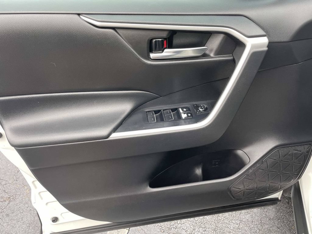 Used 2022 Toyota RAV4 XLE w/ Convenience Package FWD image 19