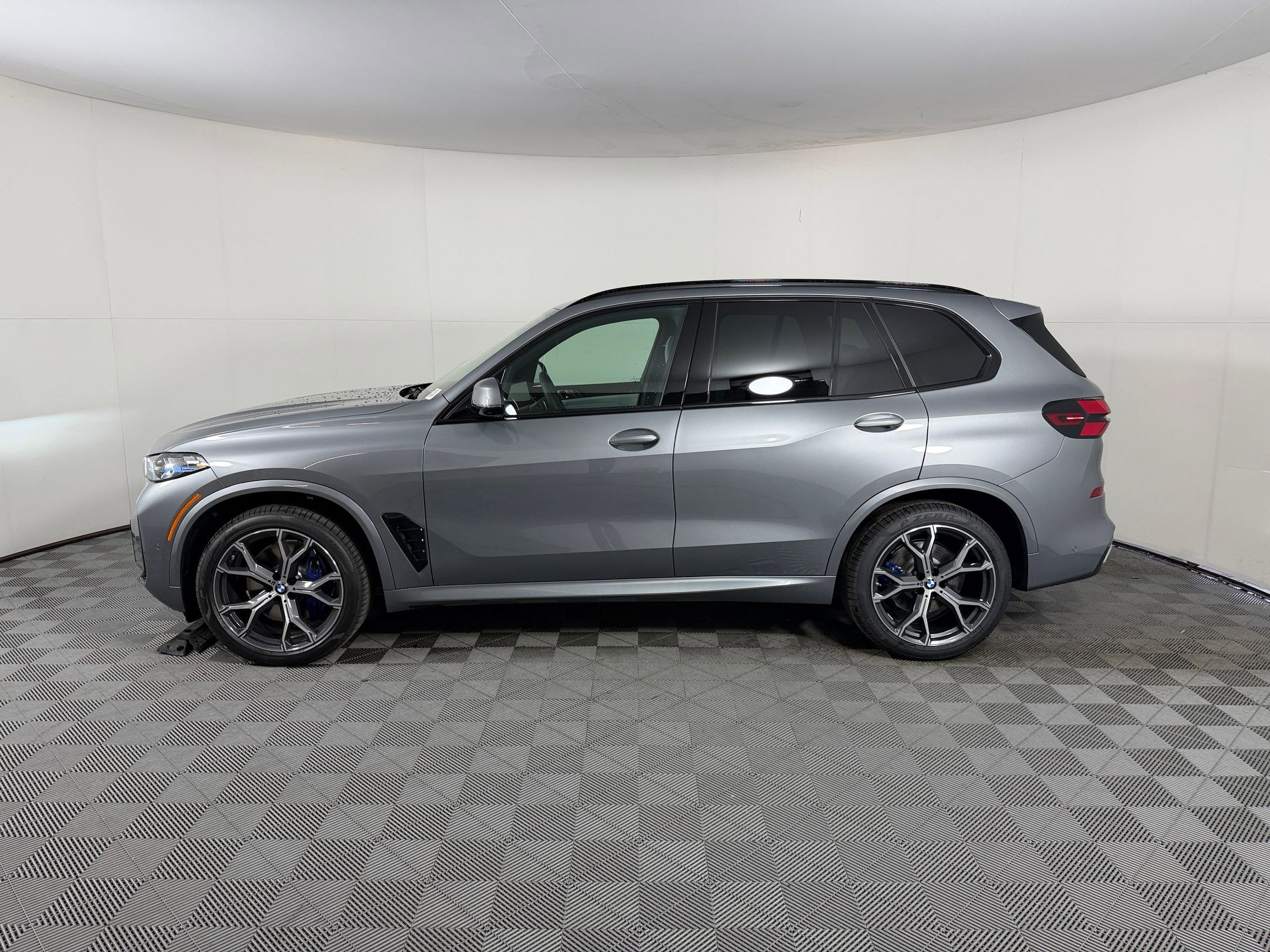 New 2026 BMW X5 xDrive40i w/ M Sport Package AWD/4WD image 2
