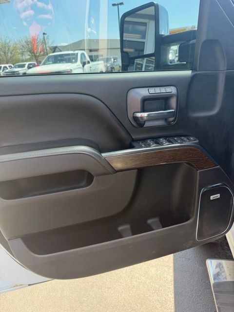 Used 2017 GMC Sierra 2500 Denali w/ Duramax Plus Package AWD/4WD image 9