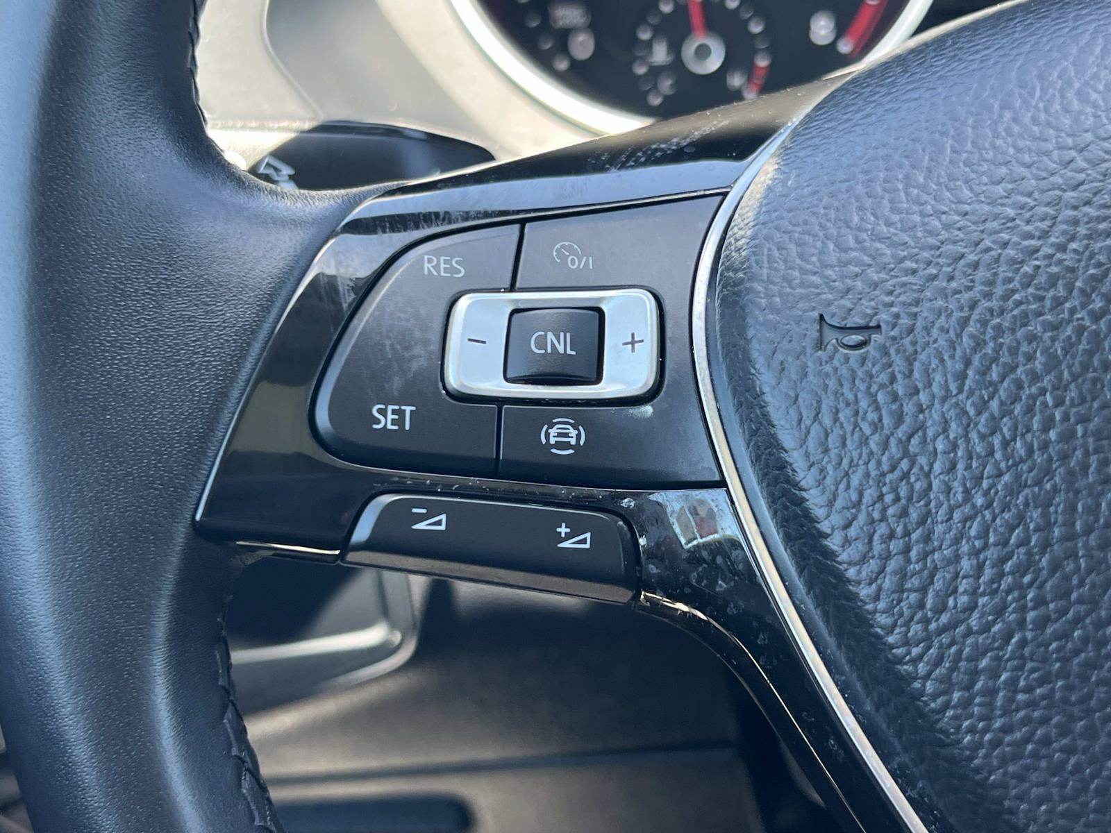 Used 2019 Volkswagen Tiguan SE w/ Panoramic Sunroof Package FWD image 9