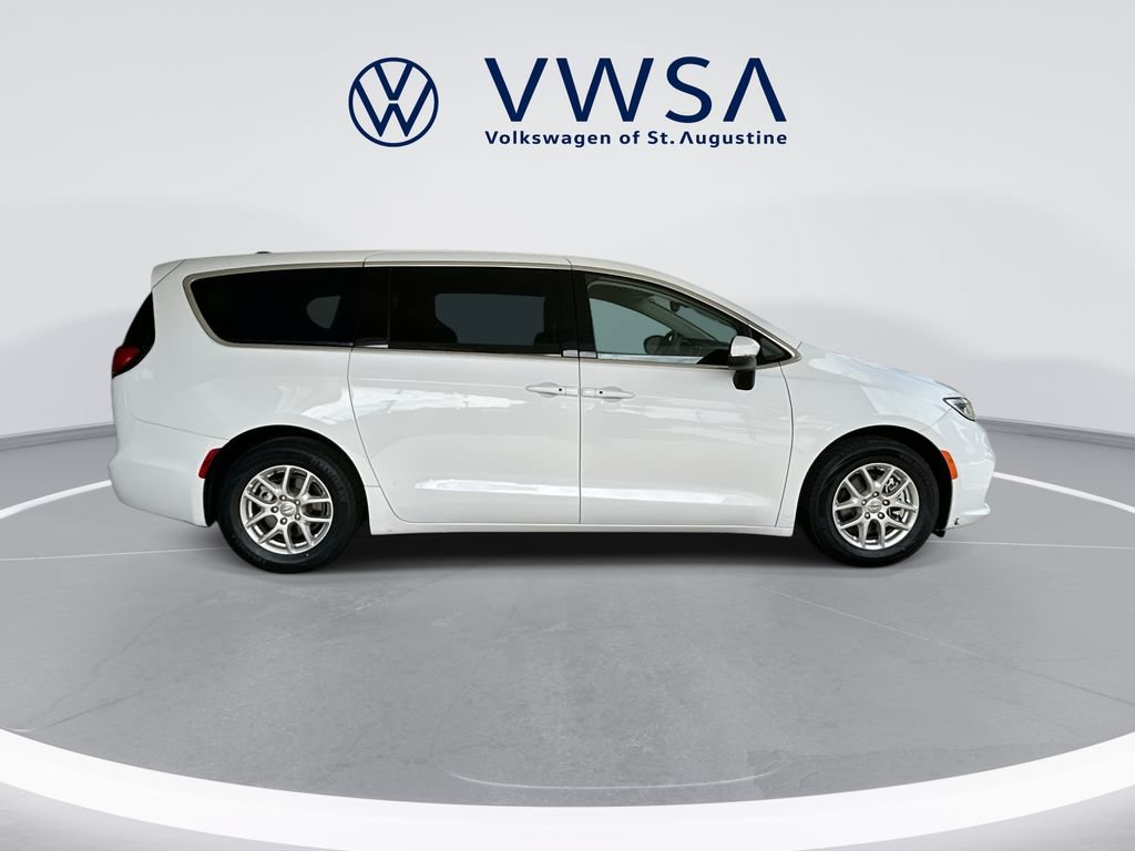 Used 2023 Chrysler Pacifica Touring-L FWD image 8