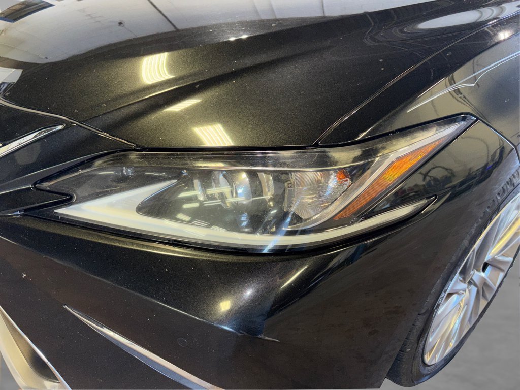 Used 2020 Lexus ES 300h w/ Luxury Package FWD image 18