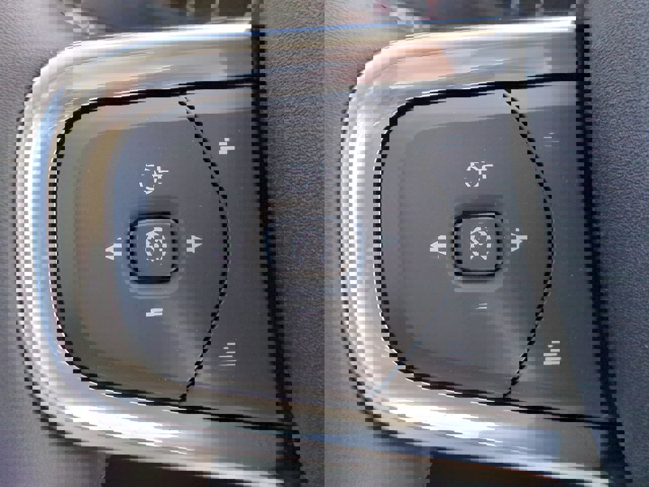 New 2025 Volvo XC40 B5 Core w/ Protection Package Premier image 24