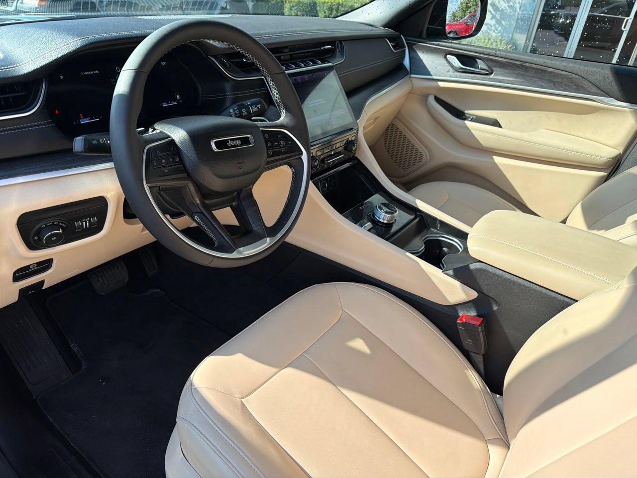 Used 2025 Jeep Grand Cherokee L Limited AWD/4WD image 11