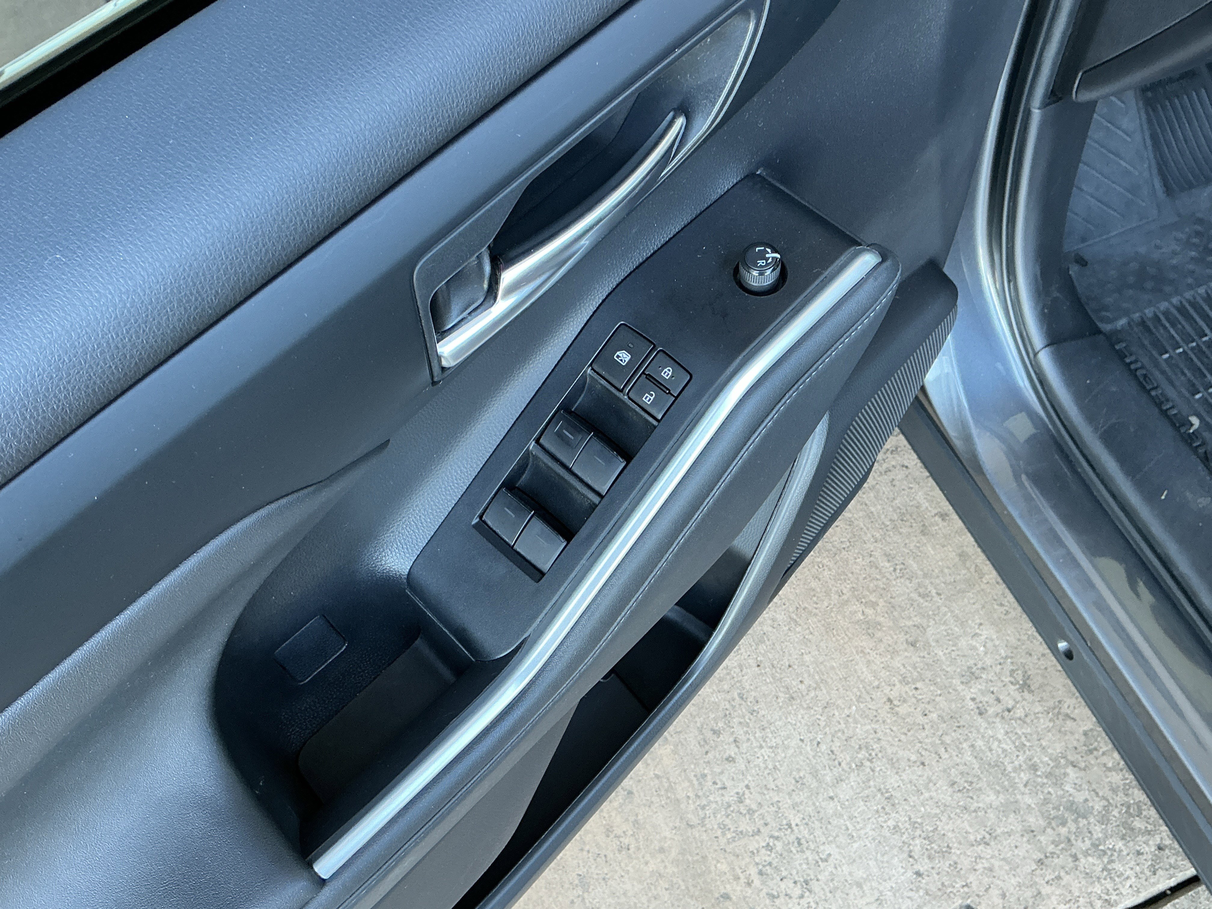 Used 2023 Toyota Highlander XLE image 15