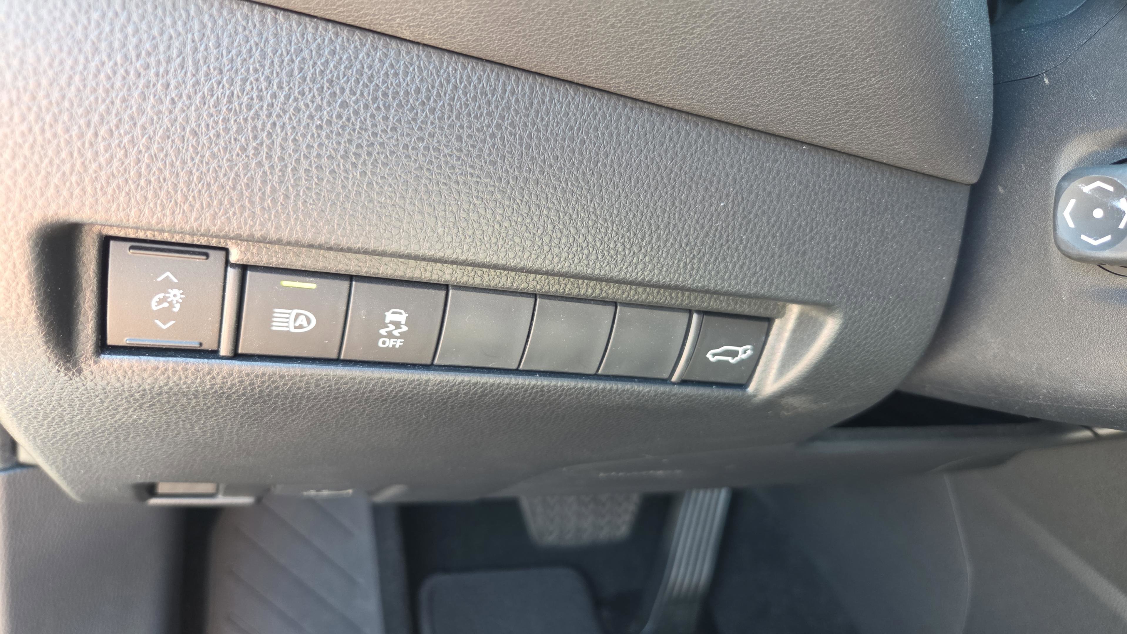 Certified 2022 Toyota Venza LE image 18