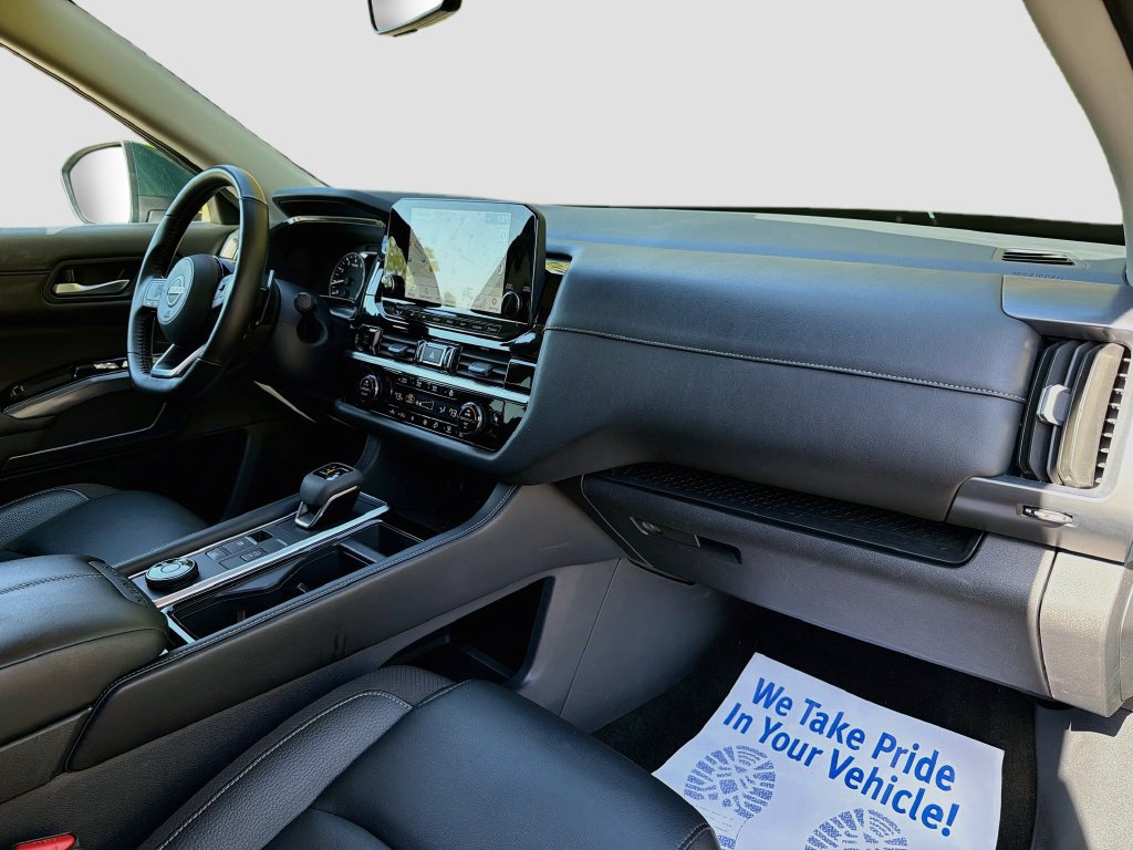 Used 2025 Nissan Pathfinder SL AWD/4WD image 32