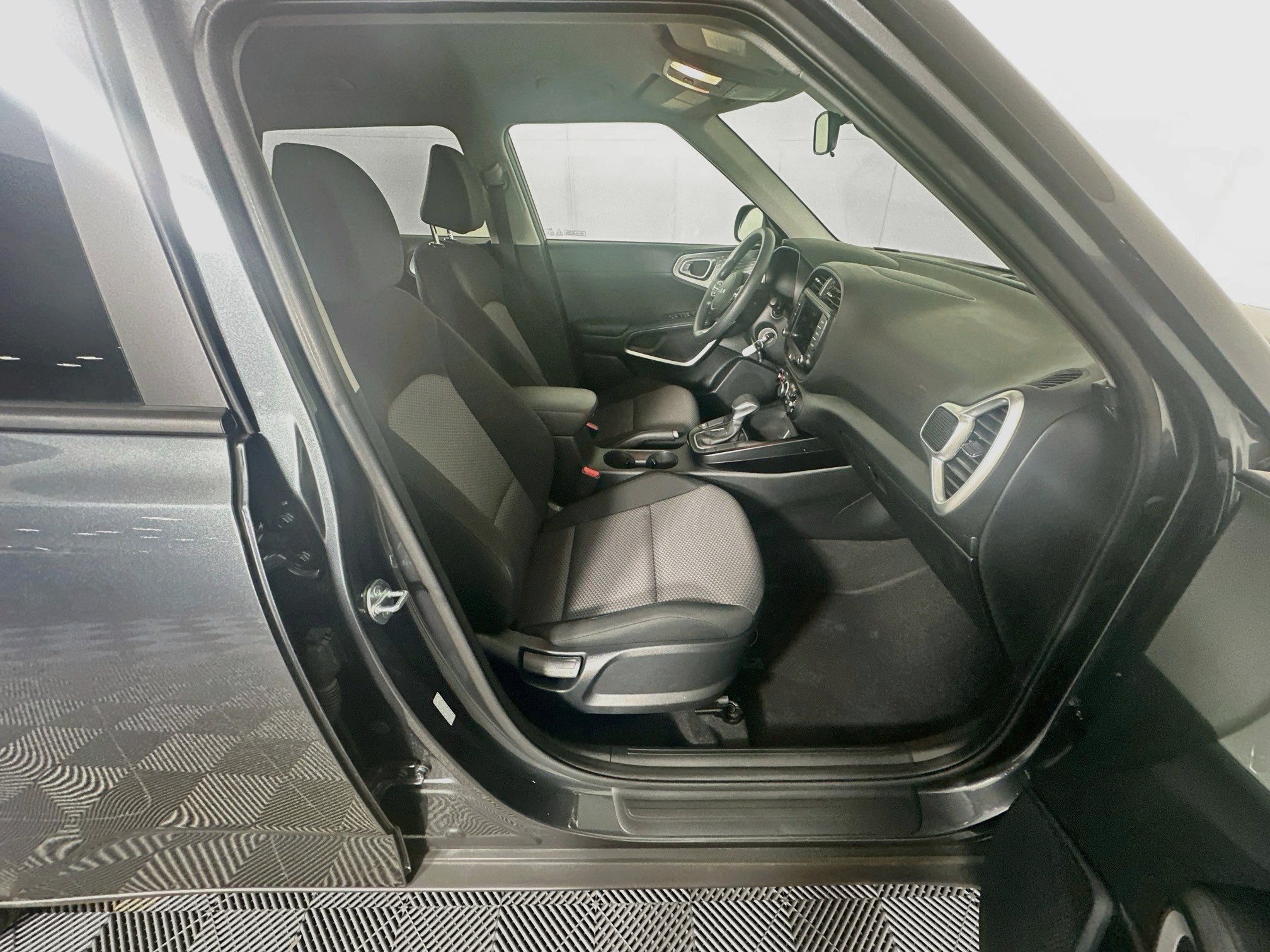 Used 2025 Kia Soul LX w/ LX Technology Package FWD image 29