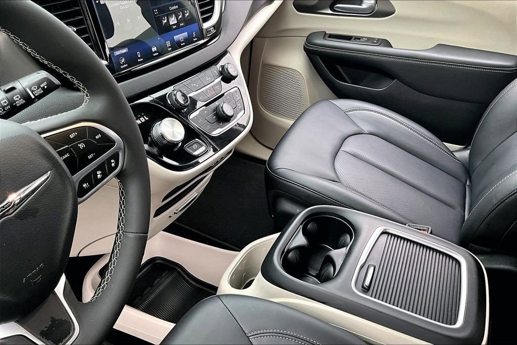 Used 2024 Chrysler Pacifica Touring-L image 18